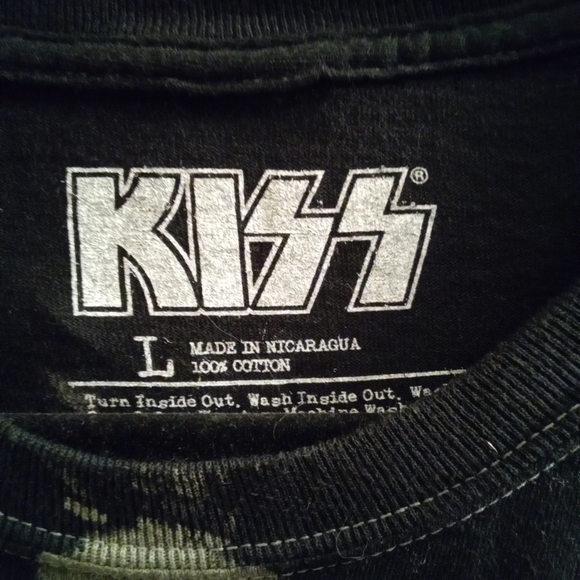 Womans L Kiss Graphic Black and White Tie-Dye Tee Relaxed Comfy Fit - Picture 2 of 4